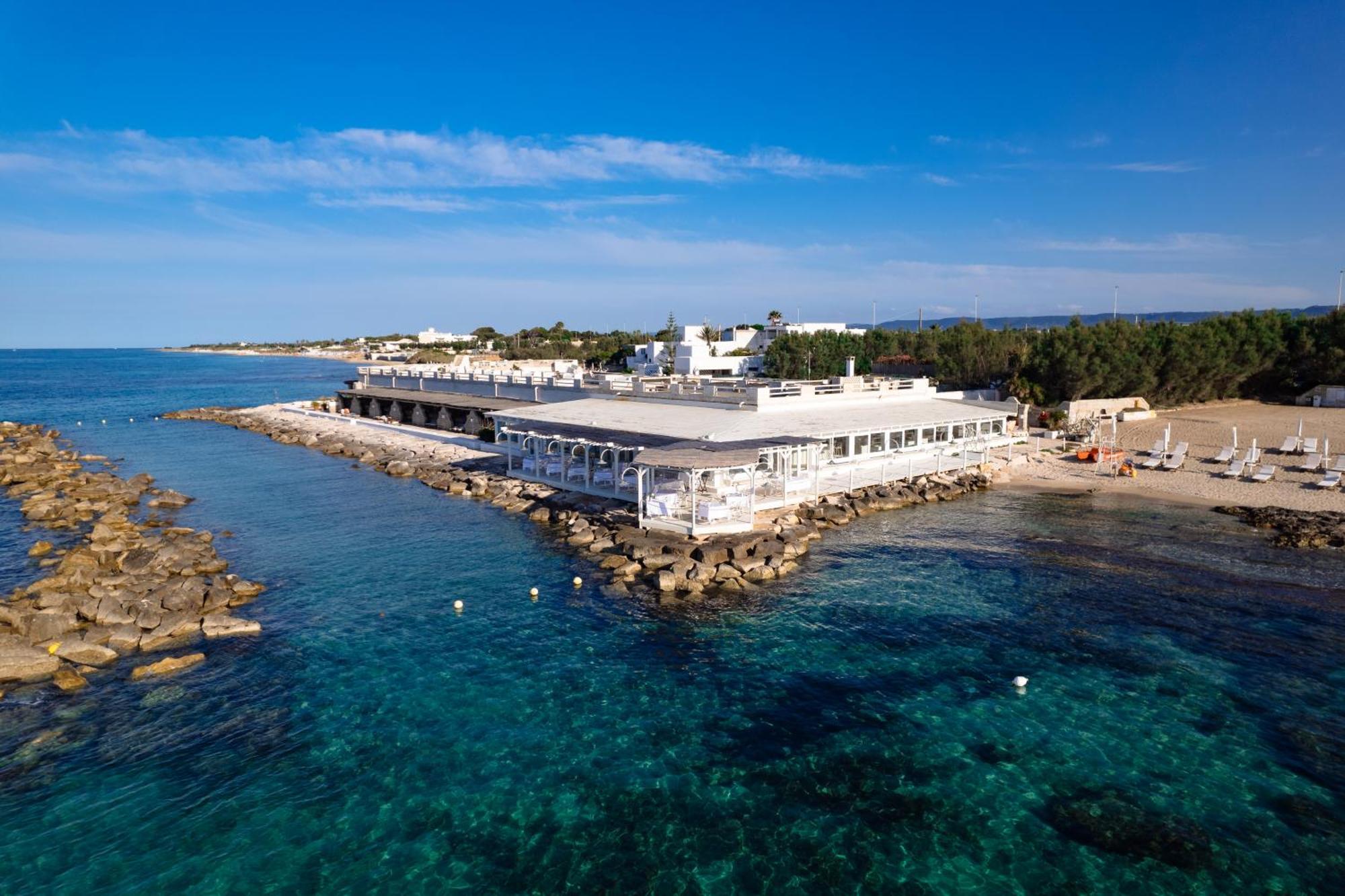 Отель La Peschiera Монополи Экстерьер фото